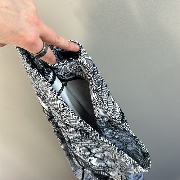 Zyia Cobra Snakeskin Metallic Light N Tight Cropped Leggings Size 14-16 - Picture 14 of 14